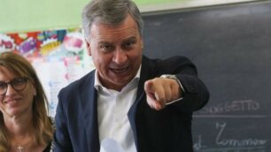 Monza Il sindaco Dario Allevi in visita alla scuola Volta nel 2019