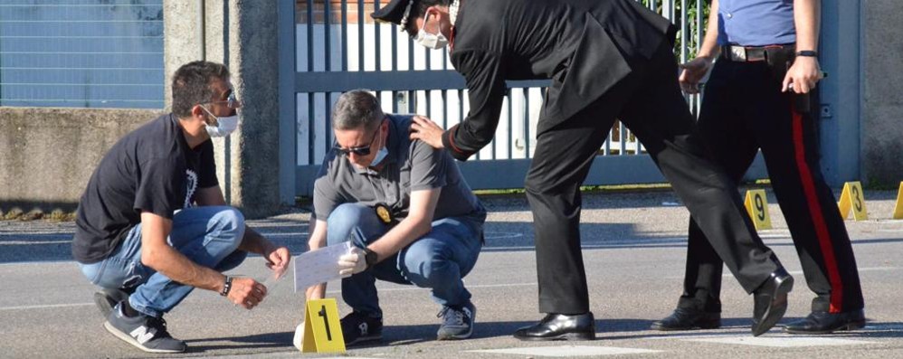 I rilievi dei carabinieri sul luogo della tragedia