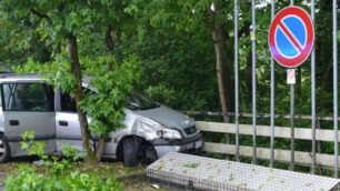 L’auto schiantata a un metro dalle colonne di rifornimento