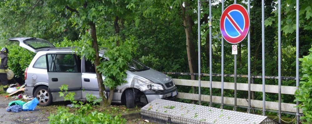 L’auto schiantata a un metro dalle colonne di rifornimento