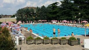 La piscina coperta affiancherebbe quella all’aperto