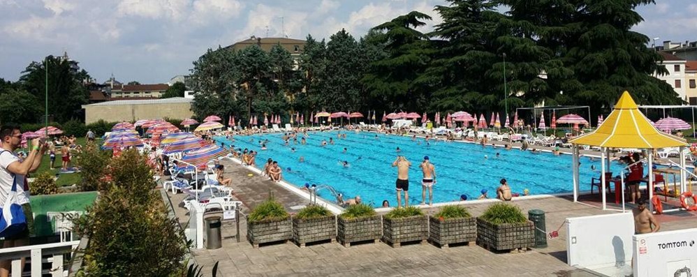 La piscina coperta affiancherebbe quella all’aperto