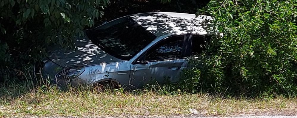 L’auto nel fossato a bordo rampa della Milano-Meda