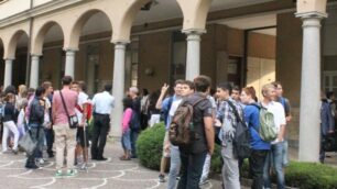 Studenti in attesa delle lezioni  a Seregno - foto di repertorio