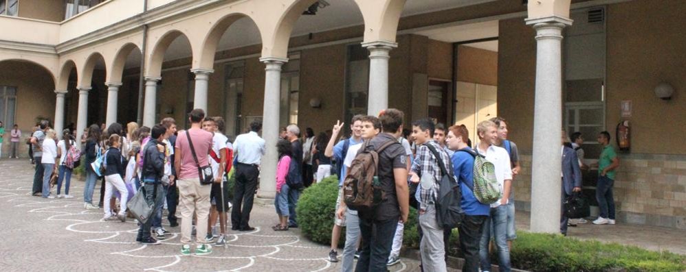 Studenti in attesa delle lezioni  a Seregno - foto di repertorio