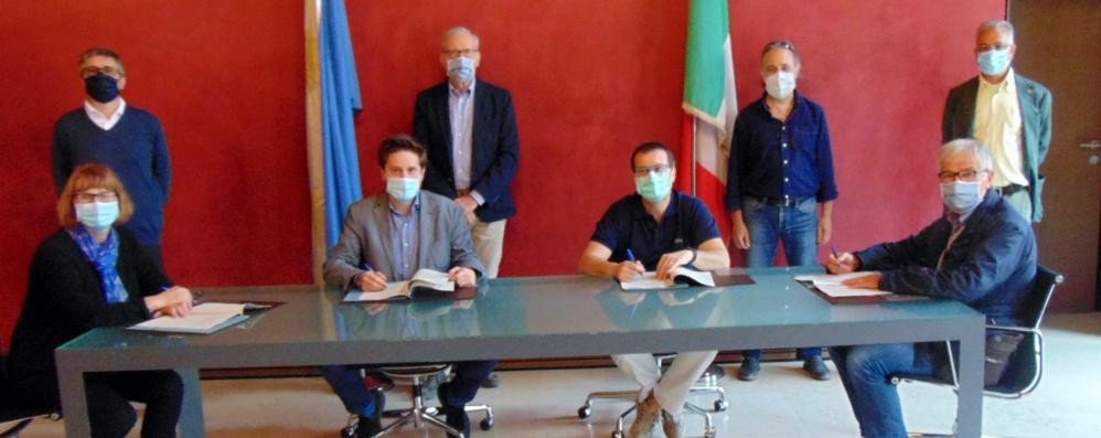 La firma del protocollo d’intesa: da sinistra Concetta Monguzzi, sindaco di Lissone; Alberto Rossi, sindaco di Seregno; Roberto Corti, sindaco di Desio; Maurilio Longhin, sidanco di Cesano Maderno