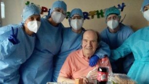 Festa per gli 80 anni con gli infermieri all’ospedale di Vimercate