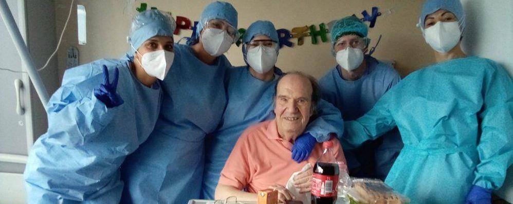 Festa per gli 80 anni con gli infermieri all’ospedale di Vimercate