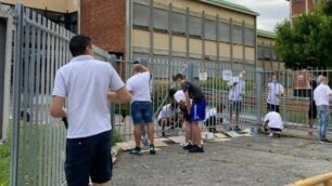 Arcore lavoratori Knorr-Bremse volontariato civico: dipingono cancellata scuola elementare via Edison