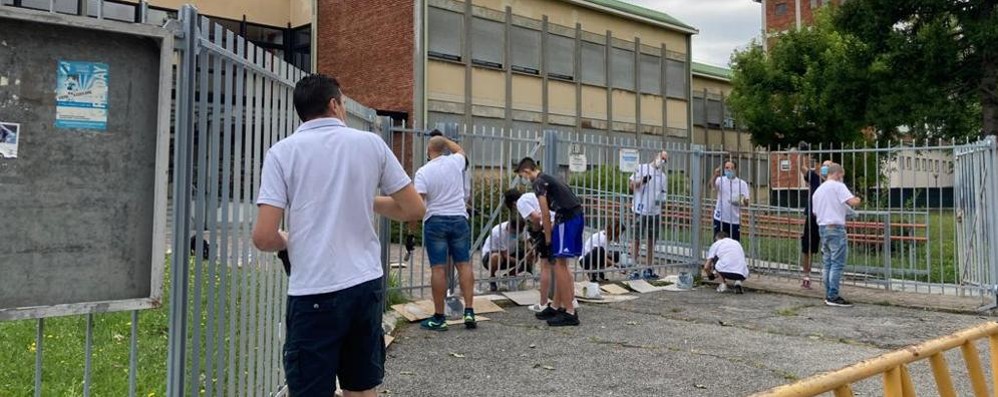 Arcore lavoratori Knorr-Bremse volontariato civico: dipingono cancellata scuola elementare via Edison
