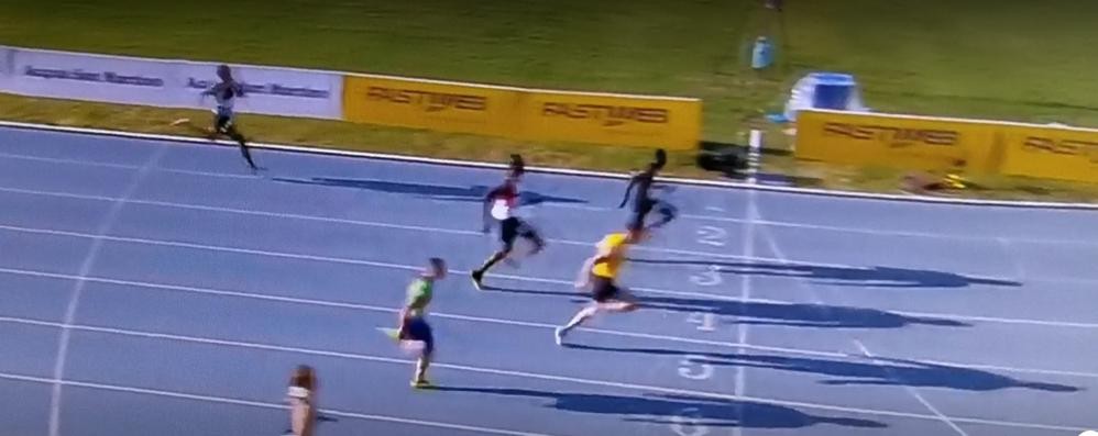 Il traguardo della finale con Filippo Tortu (in maglia gialla) secondo dietro al ghanese Safo-Antwi