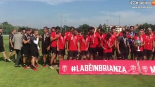 Calcio: il Monza solleva la coppa, premiazione per la promozione in B