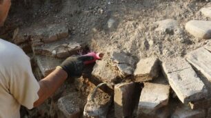 carate battistero: archeologo pulitura scavi
