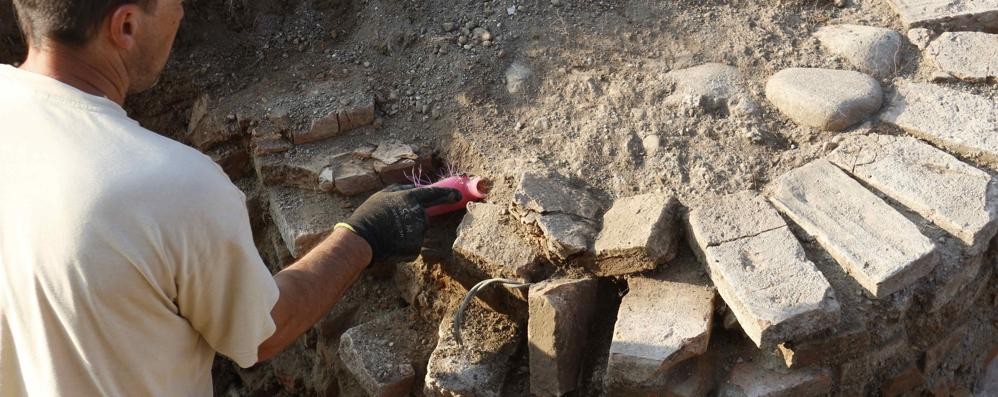 carate battistero: archeologo pulitura scavi