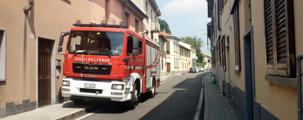 Cesano Maderno vigili del fuoco in via Novara per bambino chiuso in auto