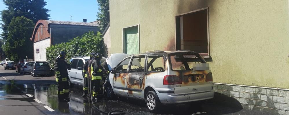 Cesano Maderno incendio auto sabato 25 luglio 2020