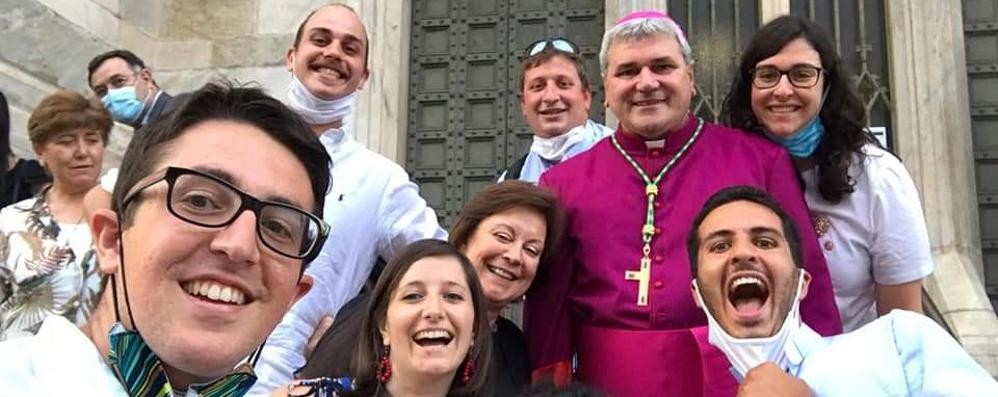 Il neo vescovo Luca Raimondi con alcuni fedeli della comunità pastorale Santa Maria