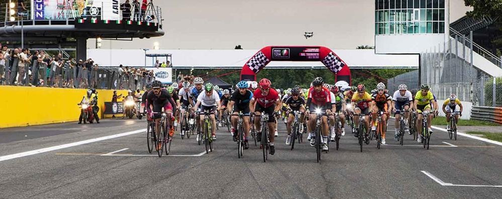 Ciclismo - Partenza di una gara nell'Autodromo