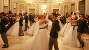 Un ballo nel salone della Villa reale