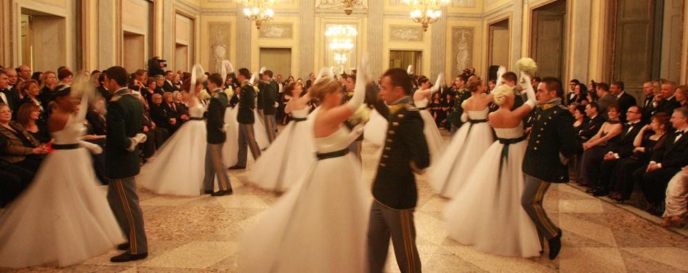 Un ballo nel salone della Villa reale