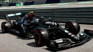 La Mercedes di Bottas, giunto terzo dietro a Max Verstappen