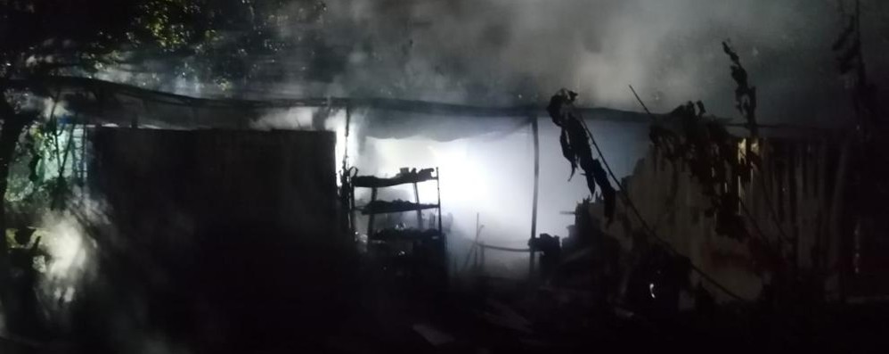 Albiate incendio legnaia