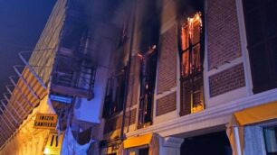 L’incendio nel centro di Brugherio: i soccorsi