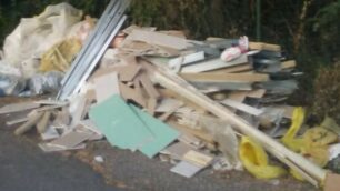 Il materiale abbandonato a Monza