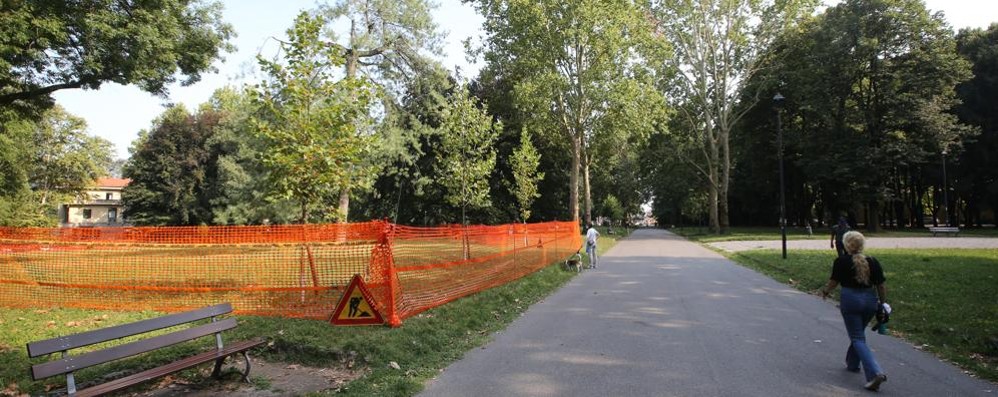 Monza l’area cintata per il cantiere del parco giochi ai Boschetti reali