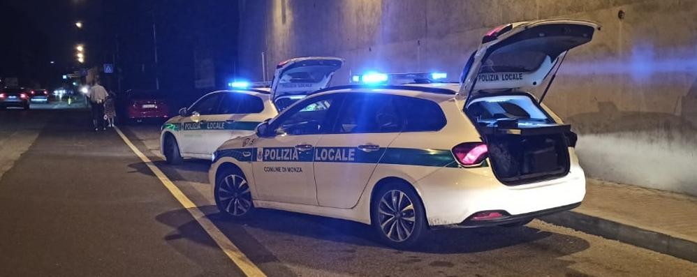 Un controllo notturno della Polizia locale. Sabato sono entrati in azione gli uomini dell’annonaria in abiti civili