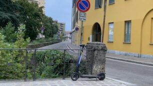 Monza: monopattino in via Aliprandi nel primo giorno di attività del servizio di sharing, il 22 luglio