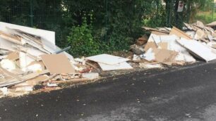 Monza rifiuti abbandonati via Monte Oliveto e Monte Cengio