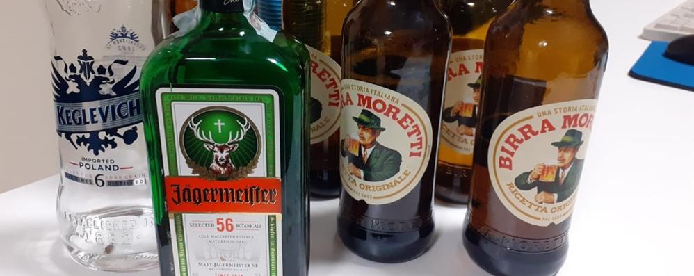 Bottiglie di birra e di super alcolici sequestrate dalla Polizia locale di Monza