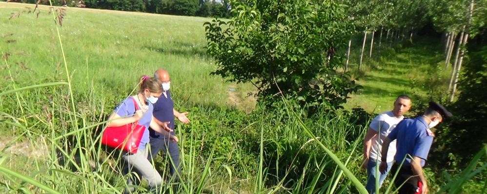 il magistrato con il comandante della stazione dei carabinieri scendono verso il luogo del rinvenimento del cadavere