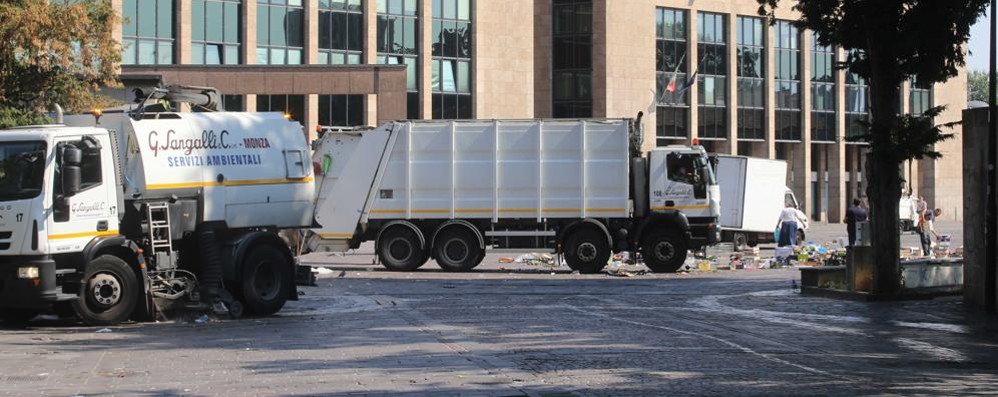 I mezzi di Impresa Sangalli in piazza Cambiaghi dopo il mercato