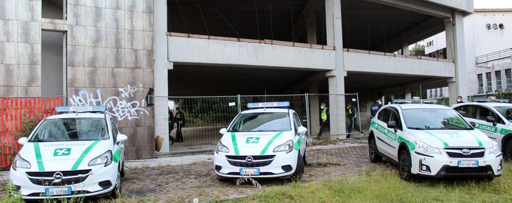 Seregno, l'ingresso dei componenti del corpo nello stabile abbandonato tra la via Colzani ed il viale Edison