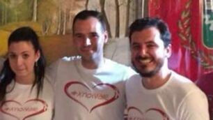 Da destra il cantante Mao Medici, Paolo Piffer dell'associazione Adagio e i figli di Valeria Bufo, Alessandro, Eleonora e Stefano