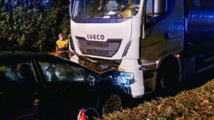Lo scontro frontale tra il camion e la Ford Fiesta in via Manzoni a Lentate