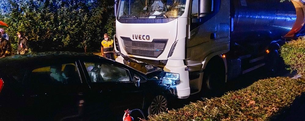 Lo scontro frontale tra il camion e la Ford Fiesta in via Manzoni a Lentate