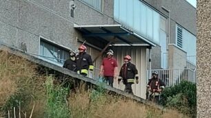 L’incendio fuori dal capannone a Besana nella zona di  via dei Ronchi