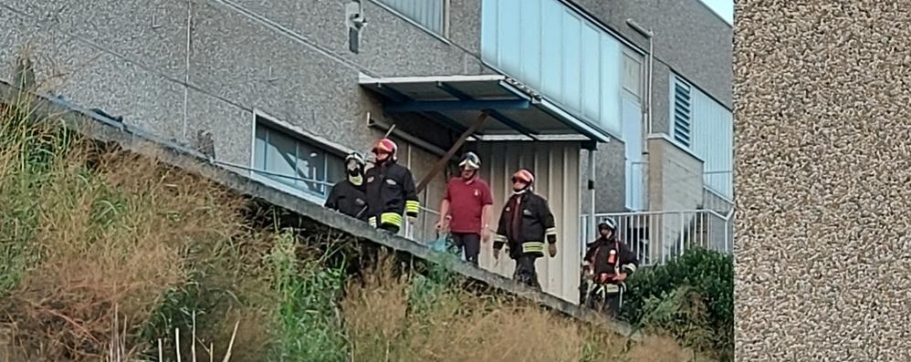 L’incendio fuori dal capannone a Besana nella zona di  via dei Ronchi