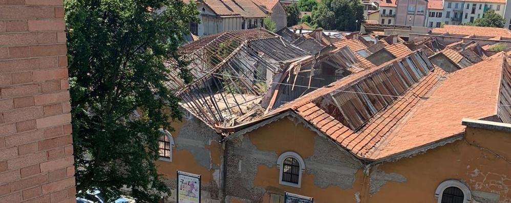Monza crollo tetto ex Pastori Casanova via Dante