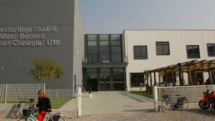 L’ingresso della facoltà di medicina e chirurgia a Monza