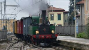 Un treno a vapore sulla Milano-Asso