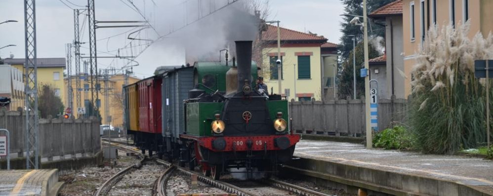 Un treno a vapore sulla Milano-Asso
