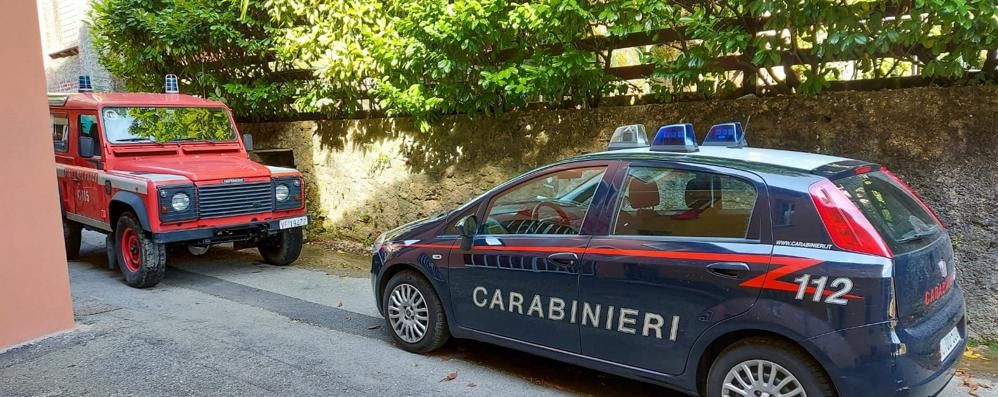 Carabinieri e vigili del fuoco sul posto