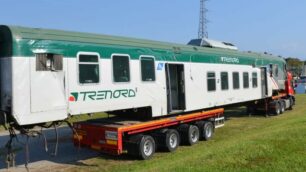 Il recupero delle carrozze del treno deragliato