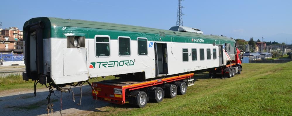 Il recupero delle carrozze del treno deragliato