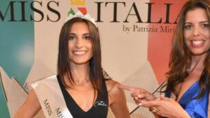 La reginetta Gaia D'Amelio incoronata a Rovetta con Alessandra Riva, agente regionale di miss Italia
