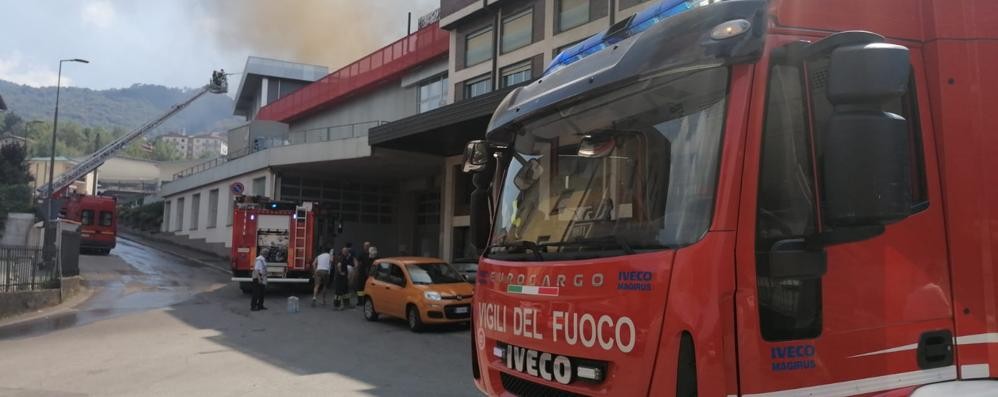 I vigili del fuoco che stanno operando per spegnere l’incendio nell’azienda tessile di Leffe